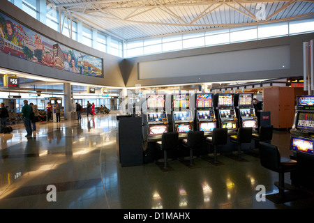 Les machines de jeu de jeu dans l'aéroport international mccarran Las Vegas NEVADA USA Banque D'Images