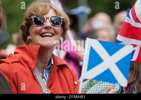 Sautoir écossais à St Andrew, drapeau, durant les Jeux Olympiques d'HomeComing Parade pour 2012 les médaillés olympiques écossais, Glasgow, Ecosse Banque D'Images