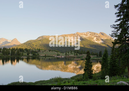 Camping Lac Molas haut au-dessus de la ville de Silverton Colorado dans les montagnes de San Juan Banque D'Images