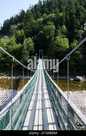 Pont suspendu traversant la rivière à saumons dans le parc national Fundy Nouveau-Brunswick Canada Banque D'Images