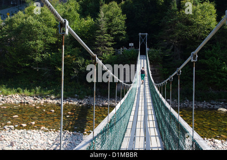 Pont suspendu traversant la rivière à saumons dans le parc national Fundy Nouveau-Brunswick Canada Banque D'Images