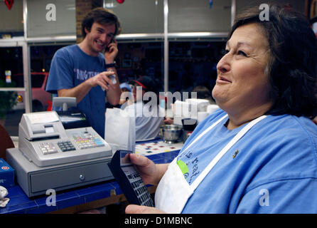 Le 20 décembre 2012 - Memphis, Tennessee, États-Unis - 20 décembre 2012 - Rita Jeffers a appris à gérer un curieux mélange de intoxiqué aux jeunes adultes les grignotines et les agents de police qui ont faim, tandis qu'elle et son personnel font des douzaines de beignes au milieu de la nuit. Plus près de l'aube, alors que l'émail est encore chaud, les chasseurs de stock avant de partir à la chasse. Elle est la cuisson pour Gibson's Donuts dans l'Est de Memphis. (Crédit Image : © Karen Pulfer Focht/l'appel Commercial/ZUMAPRESS.com) Banque D'Images