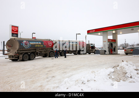 Co-op en carburant pétrolier à double station de gaz en milieu rural Kamsack Saskatchewan Canada Banque D'Images