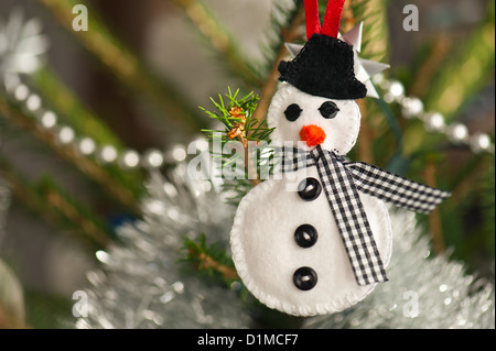 Handmade de feutre bonhomme suspendu à un arbre de Noël Banque D'Images
