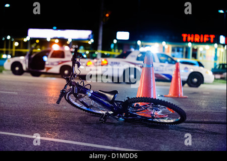 Un jeune homme a été transporté à l'hôpital avec de graves blessures après avoir été frappé par une voiture tout en montant son vélo Banque D'Images