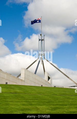 L'imposante structure du poteau du drapeau de l'Australie, Canberra Parliament House Banque D'Images