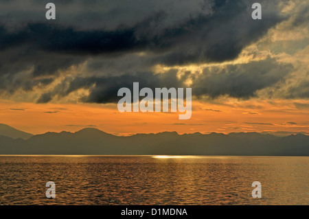 L'INDONÉSIE, Flores, Maumere, sunrise avec cloud et les montagnes Banque D'Images