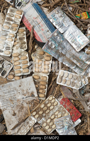 Vieux paquets de comprimés sous blister médical sous-évaluées dans les ordures dans la campagne indienne. L'Andhra Pradesh, Inde Banque D'Images