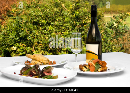 Trois plats délicieux déjeuner complet, avec une bouteille de Chardonnay de qualité Banque D'Images