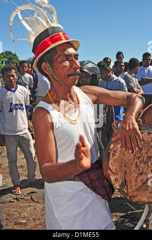 L'INDONÉSIE, Flores, Larantuka, percussionnistes dans le cadre d'un comité d'accueil dans le port Banque D'Images