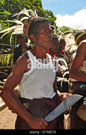 L'INDONÉSIE, Flores, Larantuka, Kawaliwu Village, homme warriors en vêtements traditionnels, une partie de bienvenue au village pour les touristes Banque D'Images