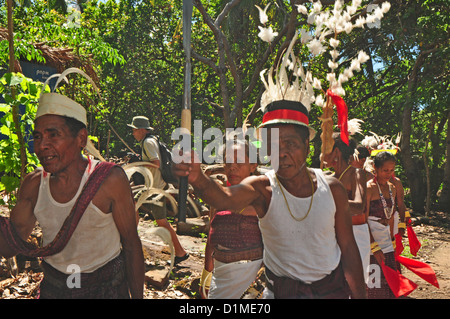 L'INDONÉSIE, Flores, Larantuka, Kawaliwu Village, homme warriors en vêtements traditionnels, une partie de bienvenue au village pour les touristes Banque D'Images