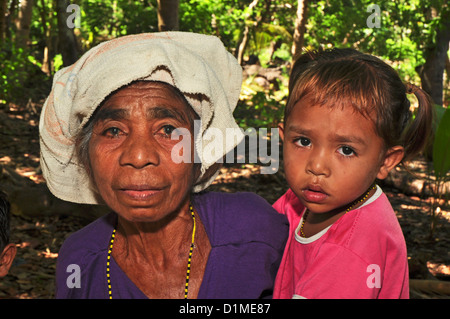 L'INDONÉSIE, Flores, Larantuka, Kawaliwu Village, femme et enfant Banque D'Images