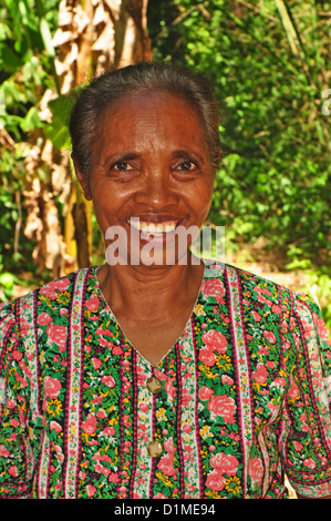 L'INDONÉSIE, Flores, Larantuka, Kawaliwu Village, des femmes en costume traditionnel Banque D'Images