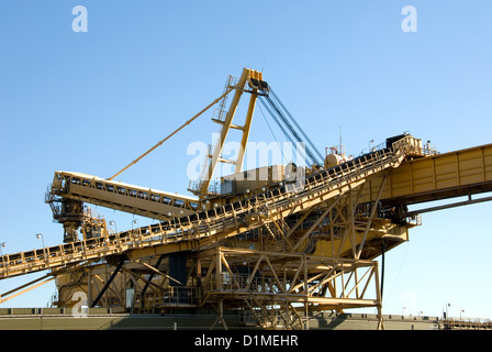 Un chargeur de charbon dans le port de Newcastle, Nouvelle-Galles du Sud, Australie Banque D'Images