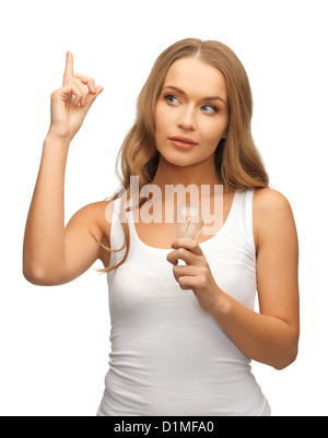 Femme avec ampoule à économie d'énergie Banque D'Images