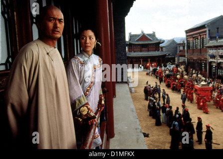 Tiger & Dragon Crouching Tiger, Hidden Dragon Chow Yun Fat, Michelle Yeoh Der alte Kaempfer Li Mu Bai (Chow Yun Fat) laesst Banque D'Images