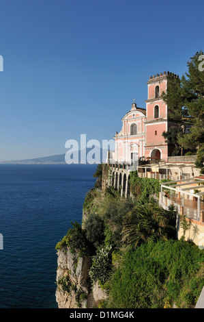 Vico Equense. L'Italie. La chiesa di Santissima Annunziata, le volcan Vésuve en arrière-plan. Banque D'Images