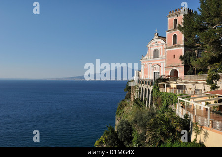 Vico Equense. L'Italie. La chiesa di Santissima Annunziata, le volcan Vésuve en arrière-plan. Banque D'Images