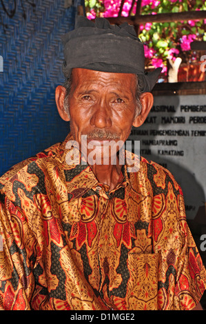 L'INDONÉSIE, Sumba, Maudolung, l'homme dans le village Banque D'Images