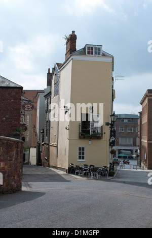 Du côté de la ville d'Exeter street près du trou dans le mur pub Banque D'Images