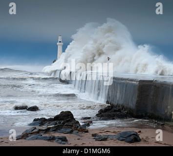 Tempête en mer atteint la côte de l'Aberdeenshire. 8894 SCO Banque D'Images