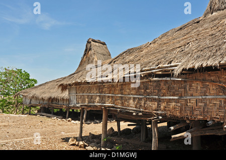 L'INDONÉSIE, Sumba, Prailiang, village perché avec ses toits de chaume traditionnel fait de haut, typique de l'île Banque D'Images