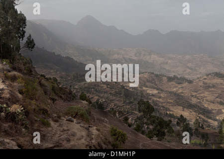 Collines et les terres agricoles en terrasses marquer le paysage à Ankober, Éthiopie. Banque D'Images