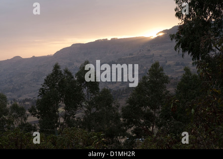 Collines et les terres agricoles en terrasses marquer le paysage à Ankober, Éthiopie. Banque D'Images