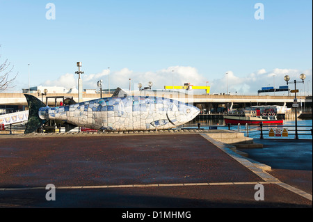 Le Bigfish Mosaïque Sculpture sur le front de mer, dans le comté d'Antrim en Irlande du Nord Belfast Royaume-Uni UK Banque D'Images