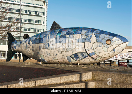 Le Bigfish Mosaïque Sculpture sur le front de mer, dans le comté d'Antrim en Irlande du Nord Belfast Royaume-Uni UK Banque D'Images