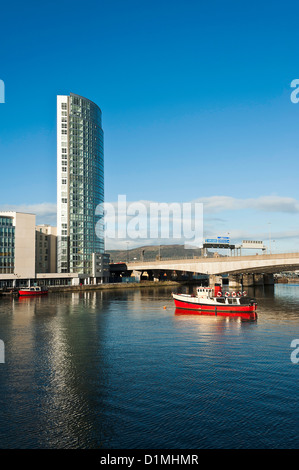 La coque rouge Bateau de tourisme Mona amarrés dans la rivière Lagan à Belfast en Irlande du Nord Royaume-Uni UK Banque D'Images