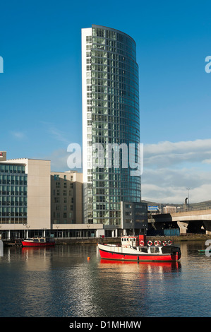 La coque rouge Bateau de tourisme Mona amarrés dans la rivière Lagan à Belfast en Irlande du Nord Royaume-Uni UK Banque D'Images