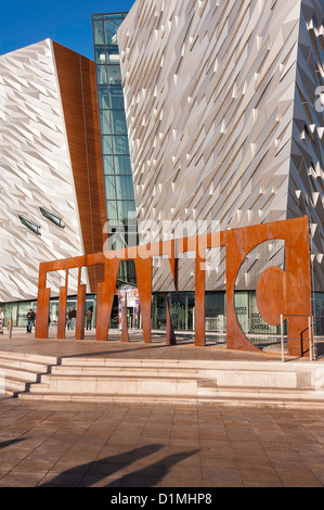 La belle façade de la Titanic Museum dans Titanic tout près de chantier naval Harland and Wolff à Belfast en Irlande du Nord UK Banque D'Images