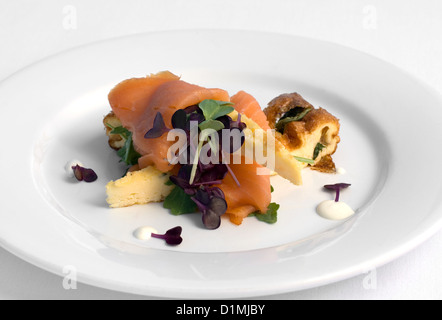 Le basilic Frittata au saumon fumé, roquette et Crème de raifort Banque D'Images