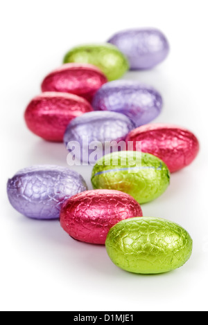 Les oeufs de Pâques bonbons de chocolat enveloppé dans du papier d'aluminium Banque D'Images