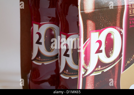 Pack de bouteilles de paillettes Berry J2O set against white background Banque D'Images