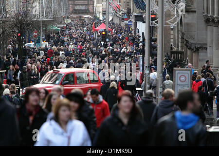 Buchanan Street, Glasgow, Écosse, Royaume-Uni, samedi 29 décembre 2012. Les ventes après Noël continuent d'être populaires auprès des gens qui font du shopping dans le centre-ville. Banque D'Images