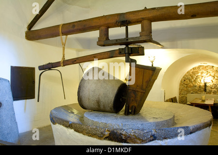 Port de Sóller, Majorque, Iles Baléares, Espagne. L'ancienne presse d'olive dans le bar de l'hôtel Es Port. Banque D'Images