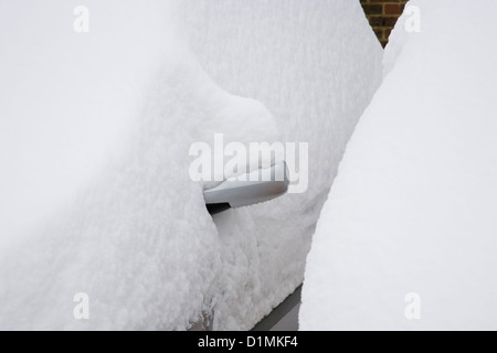 Dormansland, Surrey, Angleterre. Détail de wagons couverts dans la neige épaisse après blizzard. Banque D'Images