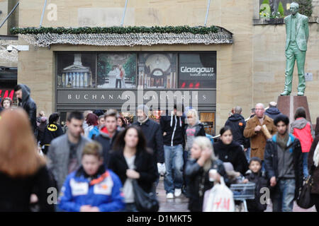 Buchanan Street, Glasgow, Écosse, Royaume-Uni, samedi 29 décembre 2012. Les gens à côté du centre commercial Buchanan Galleries, avec la statue de l'ancien premier ministre Donald Dewar, en regardant, dans le centre-ville comme les ventes après Noël continuent d'être populaires. Banque D'Images