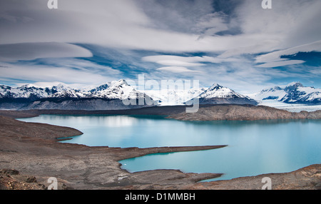 Paysage avec les montagnes enneigées et un grand lac bleu Banque D'Images