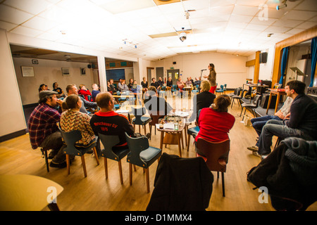 JULIE GRADY THOMAS, une femme humoriste stand up comedy interprète, dans un petit club, UK Banque D'Images