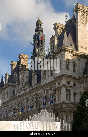 Une pièce d'eau à l'extérieur de l'Hôtel de Ville, Paris, France Banque D'Images