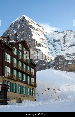 Un hôtel en face de l'imposante montagne Eiger, Kleine Scheidegg, Suisse Banque D'Images