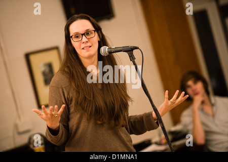 JULIE GRADY THOMAS, stand up comedy interprète, lors d'une nuit d'improvisation à micro ouvert dans un petit club, UK Banque D'Images