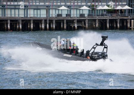 La patrouille de police de l'eau Australie Sydney Harbour avant le début de la 2012 Sydney to hobart yacht race Banque D'Images