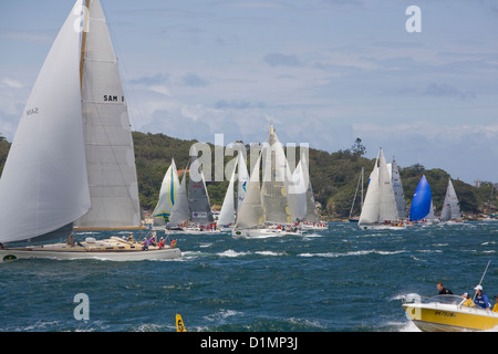 Départ de la course de yachts Sydney-Hobart dans le port de Sydney le lendemain de Noël 2012, des yachts à voile en compétition pour les prix et l'honneur Banque D'Images