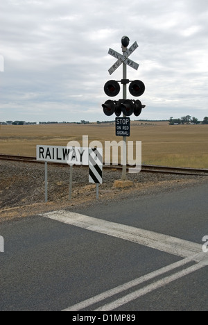 Les feux du passage à niveau, sur une route de campagne isolée du nord-ouest de Victoria, Australie Banque D'Images