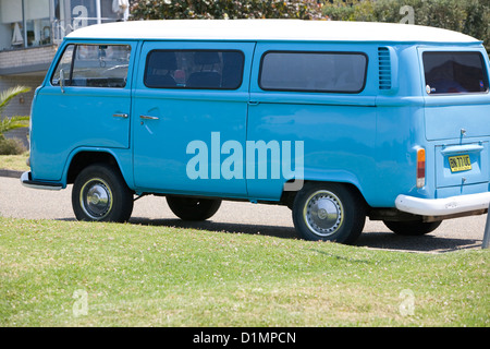 Volkswagen campervan à Avalon, Sydney, NSW, Australie corps bleu avec toit blanc Banque D'Images